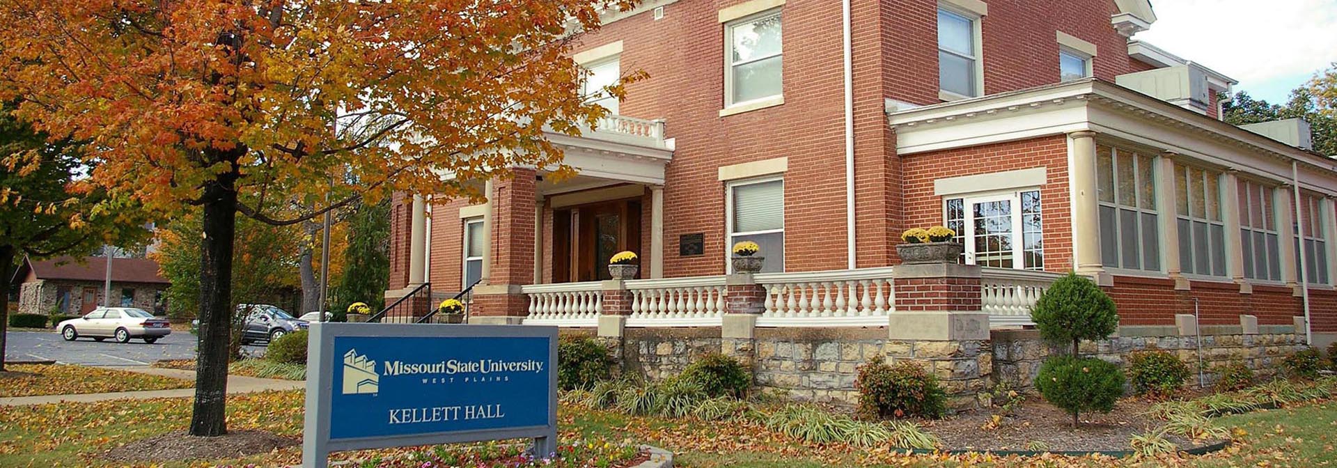 Fall collors outside of Kellet hall